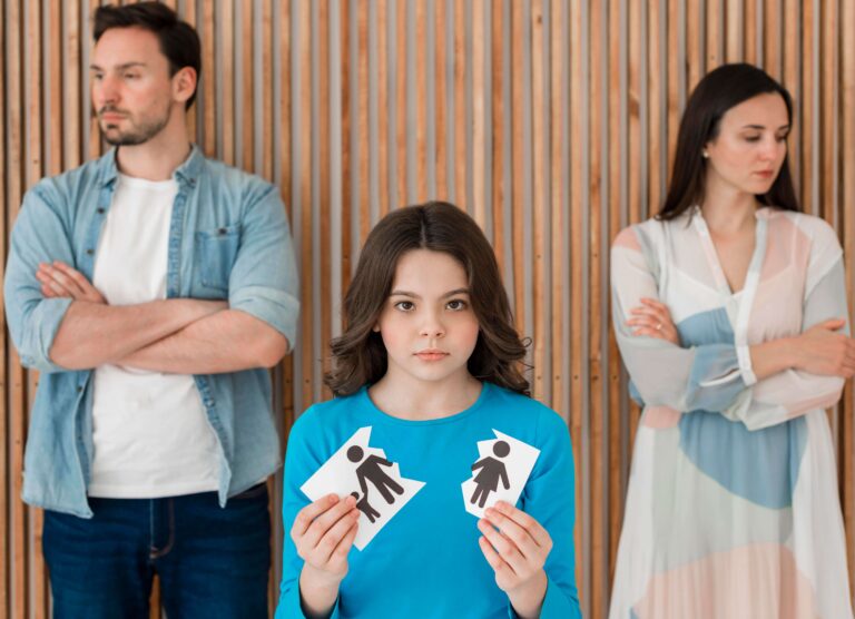 Casal em momento de divórcio e com a filha triste entre eles